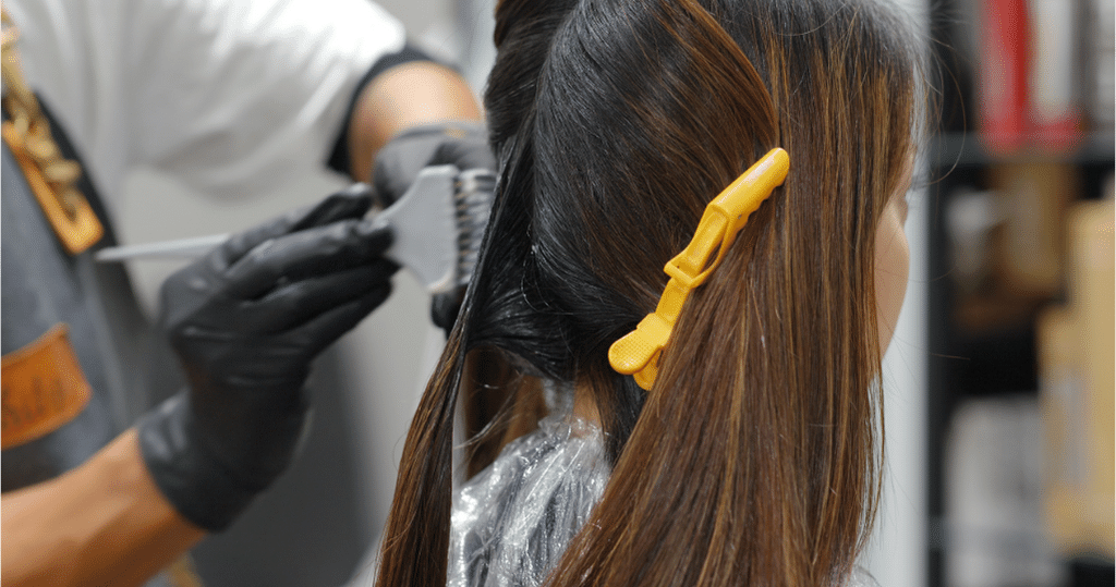 mujer-con-tinte-de-color-de-cabello-en-salon-de-belleza