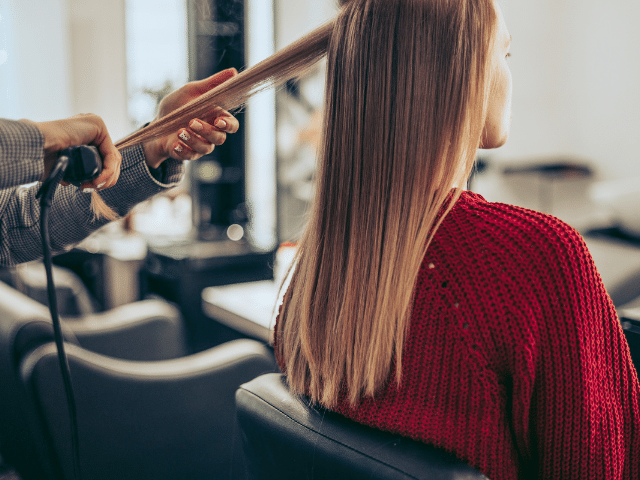 proceso-de-alisar-el-cabello-con-plancha